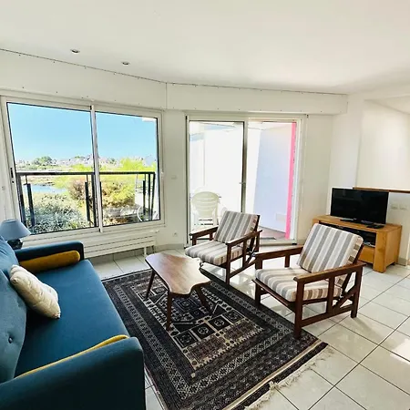 Holiday home Charmante Maison Les Pieds Dans L'eau