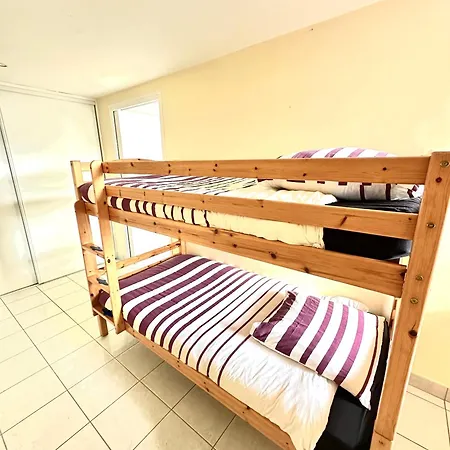 Holiday home Charmante Maison Les Pieds Dans L'eau Ploemeur